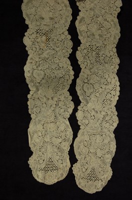 Lot 440 - A large and fine Point d'Angleterre lappet,...