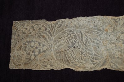 Lot 446 - A finely worked Point d'Angleterre lappet,...