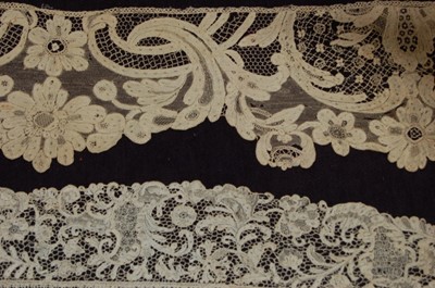 Lot 450 - An Argentan flounce, early 18th century,...