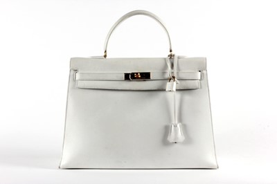 Lot 24 - An Hermès white leather Kelly bag, 1988, blind...
