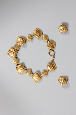 Lot 41 - A Chanel 'quilt-effect' lozenge necklace,...