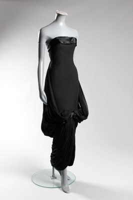 Lot 123 - A fine Jean Dessès evening gown, believed to...
