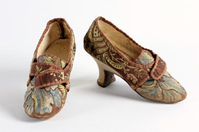 Lot 41 - A pair of brocaded silk ladies shoes, circa...