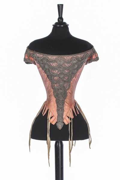 Lot 28 - A fine and important 'grand habit de cour'...