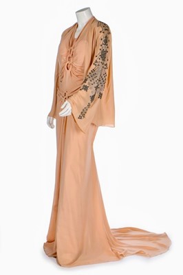 Lot 70 - A pink crêpe romaine evening ensemble,...