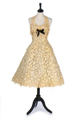 Lot 77 - A Balenciaga couture ivory guipure cocktail...