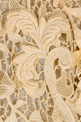 Lot 77 - A Balenciaga couture ivory guipure cocktail...