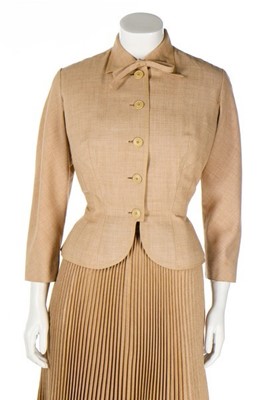Lot 82 - A Pierre Balmain couture oatmeal linen suit,...