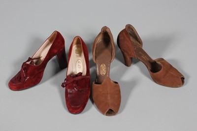 Lot 431 - A group of 1940s accessories, including a...