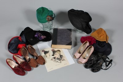 Lot 431 - A group of 1940s accessories, including a...