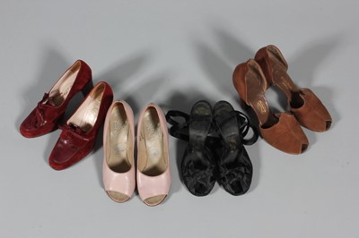 Lot 431 - A group of 1940s accessories, including a...