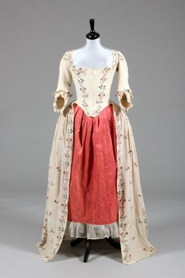 Lot 78 - An embroidered lawn robe l'Anglaise, circa...