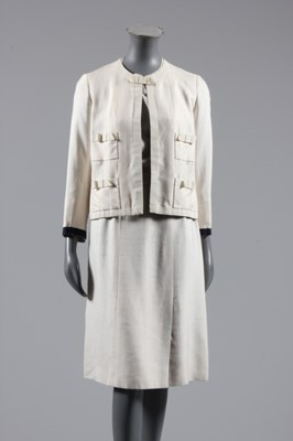 Lot 81 - A Chanel couture ivory slubbed silk suit,...