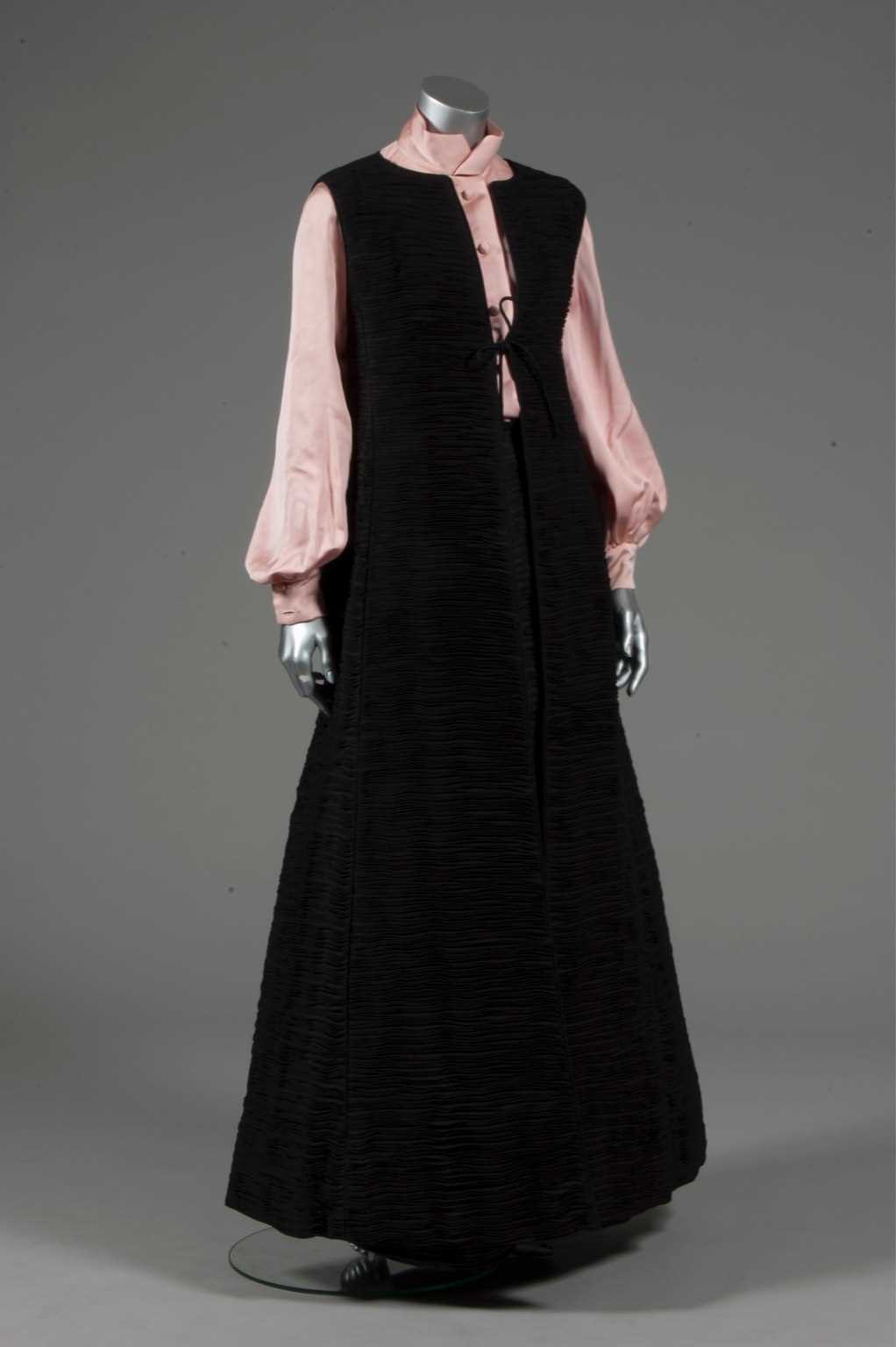 Lot 145 - A rare Sybil Connolly black pleated linen...