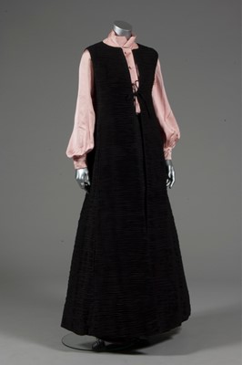Lot 41 - A rare Sybil Connolly black pleated linen...