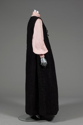 Lot 145 - A rare Sybil Connolly black pleated linen...