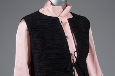 Lot 145 - A rare Sybil Connolly black pleated linen...