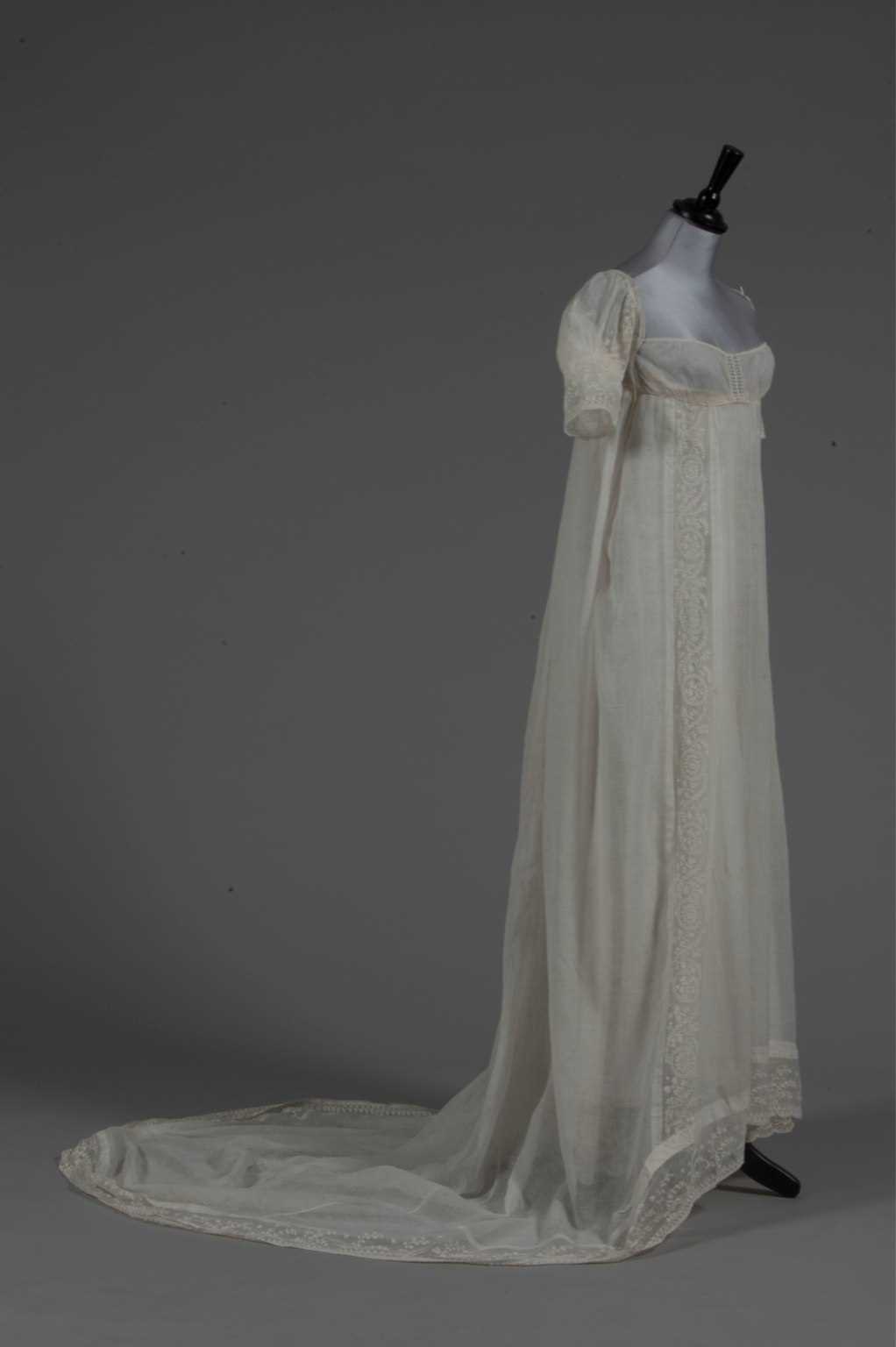 Lot 47 - A fine muslin gown, circa 1800, with narrow...