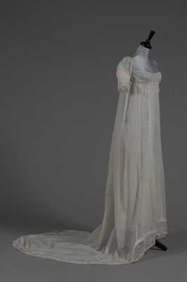 Lot 47 - A fine muslin gown, circa 1800, with narrow...