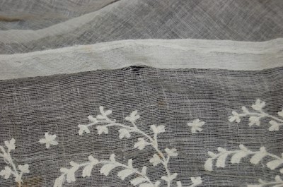 Lot 47 - A fine muslin gown, circa 1800, with narrow...
