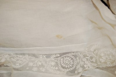 Lot 47 - A fine muslin gown, circa 1800, with narrow...
