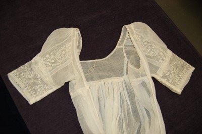 Lot 47 - A fine muslin gown, circa 1800, with narrow...
