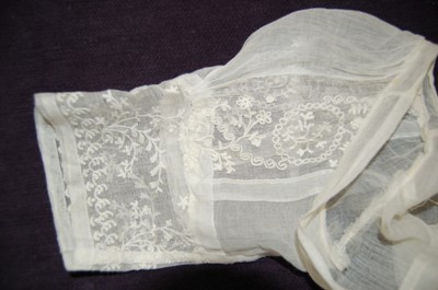 Lot 47 - A fine muslin gown, circa 1800, with narrow...