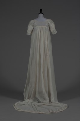 Lot 47 - A fine muslin gown, circa 1800, with narrow...