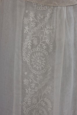 Lot 47 - A fine muslin gown, circa 1800, with narrow...