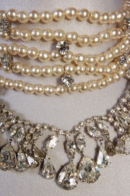 Lot 25 - A pearl and rhinestone choker necklace,...