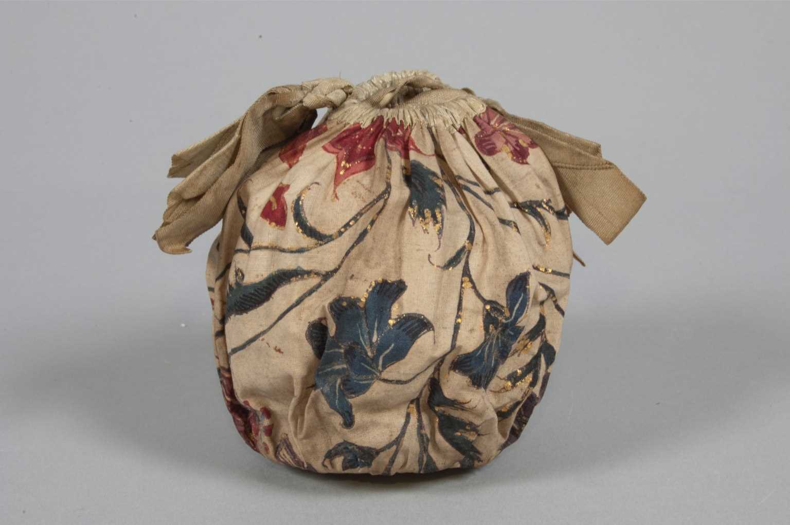 Lot 33 - A printed cotton `Indiennes' chintz purse,...