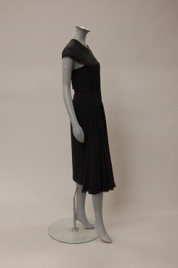 Lot 131 - A Jean Dessès couture intricately pleated...