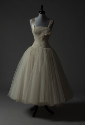 Lot 130 - A Maggy Rouff couture ivory tulle...