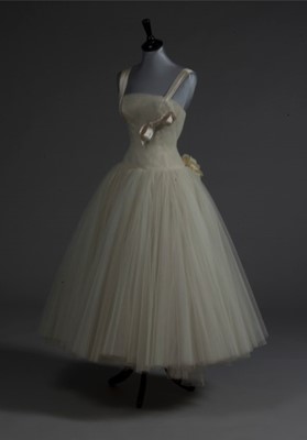 Lot 130 - A Maggy Rouff couture ivory tulle...