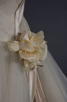 Lot 130 - A Maggy Rouff couture ivory tulle...