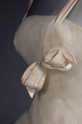 Lot 130 - A Maggy Rouff couture ivory tulle...
