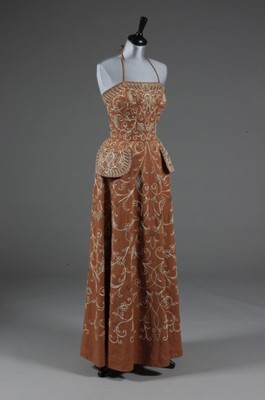 Lot 126 - A Bruyre couture embroidered linen ensemble,...