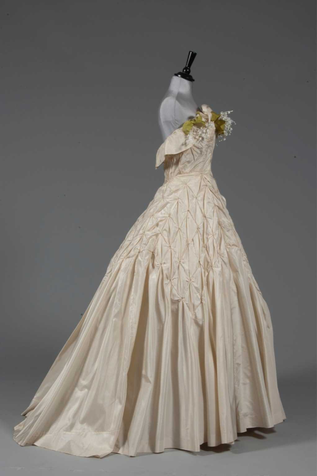 Lot 123 - A Serge Kogan couture ivory taffeta...