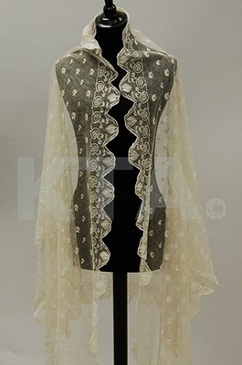 Lot 93 - A Bucks bobbin lace pelerine shaped shawl,...