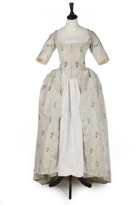 Lot 23 - A fine embroidered dove-grey silk robe...