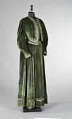 Lot 75 - A fine moss green velvet visiting ensemble,...