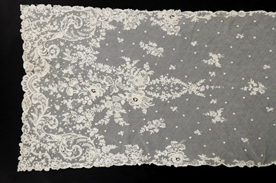 Lot 434 - A large quantity of mainly machine made lace,...