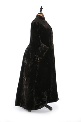Lot 402 - A dark brown plush velvet visite, 1890s, the...