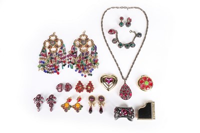 Lot 50 - A Trifari parure of cabochon glass stones,...