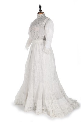 Lot 390 - An Edwardian white cotton summer gown, circa...