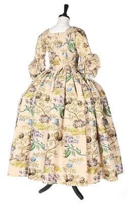 Lot 68 - A Spitalfields brocaded silk robe à l'Anglaise,...
