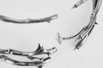 Lot 52 - Shaun Leane for Alexander McQueen rose thorn choker, Sarabande collection, Spring-Summer 2007