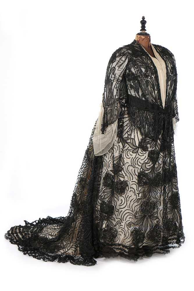 Lot 94 - A Maison Worth evening gown, 1891, the waist...