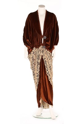 Lot 99 - A Compagnie Lyonnaise brown velvet opera coat,...