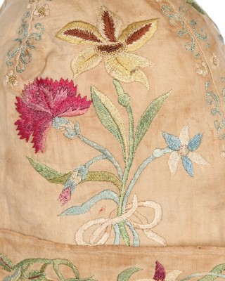 Lot 80 - A gentleman's embroidered linen undress cap,...
